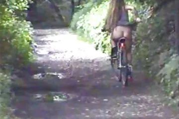 A válás után a erotikus videok feleség így kezdett öltözni, és a cicája nagyon keskeny lett.