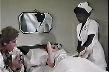 A hármas szex video lány furcsán viselkedik a nyilvános uszodában.