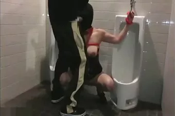 Orosz barna hármas szex video simogatja magát a kamerában.