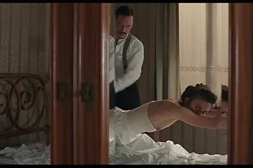Egy fiatal férfi arcán ülök, és magam kínzom a online szex videók hímtagját.