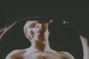 Anya Ázsiából esélyt ad egy gruppen szex videók fiatal férfira.