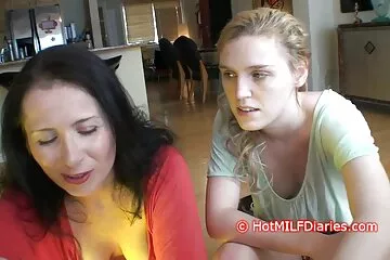 A mostohaanyja egy 19 éves kisfiú erőszakos szex videók hímtagját vizsgálja.