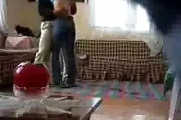 Csodálja a gödröcskét a barátnője fenekén, amikor az lovagol rajta. ingyenes erotikus videók