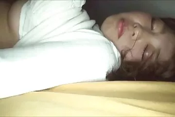 Amatőr pár hármasban erotikus videok nyalással és anális krémmel.
