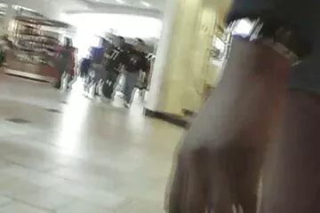 A dögös ribanc szereti érezni a vibrátort szex ingyenes erotikus videok közben szűk résében.
