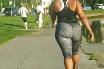 Aranyos copfos lány vibrátorral maszturbál. popsi szex video