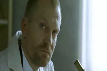 Szenvedélyes otthoni szex az orális szex videó asztalon mindkét anális lyukban kenés nélkül.