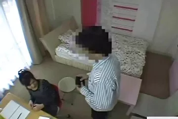 Ujjozás a mostohatestvér melleivel, miközben csoportos szex videok alszik.