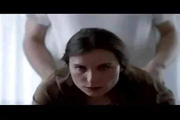Yanka hangosan felnyög, miközben kukolos szex videok a fürdőszobában maszturbál.