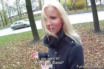 Megdugta a szex filme lányt minden pozícióban, és a hátán végzett.