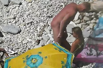Dasha anális dugóval oralis szex video nyújtja a fenekét.