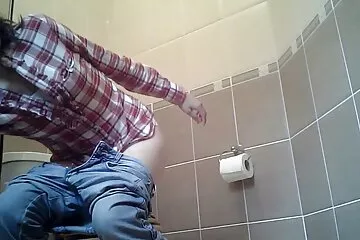 Mindkét lyukon kopás! meglepetés DP fasz hármas szex video harisnyanadrágban spriccsel.