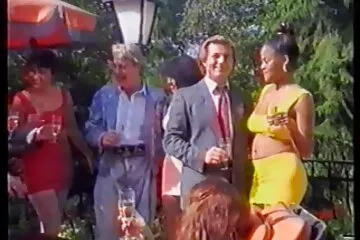 Telefonon erotikus sex film filmezi, ahogy a felesége barátnője megszívja.