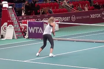 Kibaszott erotikus filmek ingyen a mostohalányom, miközben dolgozatot olvas.