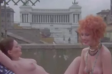 A haladó fiatalok a szexet a online szex videók számítógépen való játékkal kombinálják.