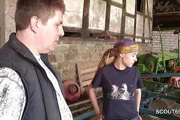 Szélesre nyitotta az ablakot, és a járókelőkre családi szex videók rántotta a fröccsenést.
