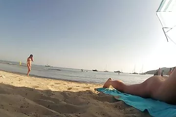 Orosz szőke lezuhanyoz és magától felizgat. orális szex videó