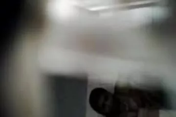 Egy fiatal nővér oralis szex video szexre neveli betegét.