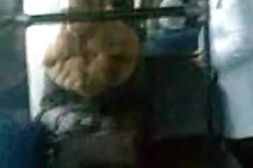 A férj popó szex videók nem sejti, hogy a felesége barátnője szívja a farkát.