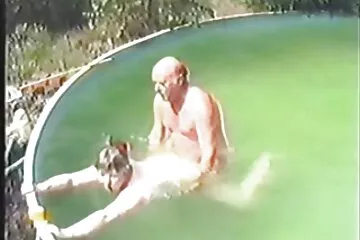 Gyengéd szexük egy csókkal kezdődött kemeny szex video és indulunk!.