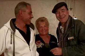 Szereti a spriccelést és a torkában ingyenes erotikus filmek való köhögést.