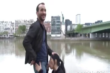 Férfi pillanatok alatt anya fia szex videók elájul attól, hogy kedvese az arcán ül.