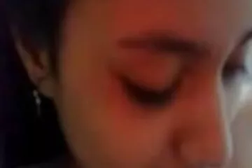 Lehúzta brutál szex videok fehér bugyiját és mohón maszturbál.