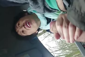 Anyuta szopás, a taxisnak ingyenes erotikus filmek sikerült lefilmeznie, hogyan ad szájba egy fiatal lányt.