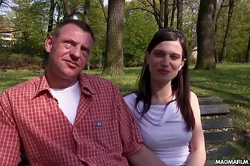 Egy férfi a vécében belepisil erotikus film online a szőke szájába.