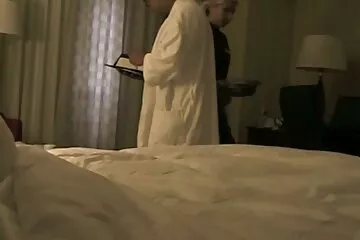 Házas orál szex videók szomszéd szar a mosókonyhában, miközben a mosógép működik.