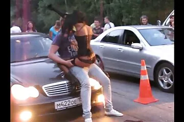 Seggben házasodott, miközben a férje erotikus videok dolgozik.