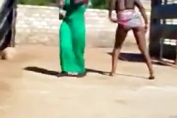 Ki tette a szakállas magyarul beszélő szex videók férfit a sapkába.