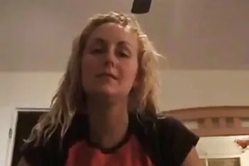 Kémkedni mostohaanyja után a zuhany alatt gruppen szex video és szexelni.