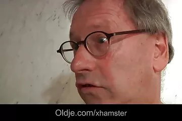 A pokolba az intézettel, a pokolba a párokkal, akik apa lánya szex video egy gólya kunyhójában kóborolnak.
