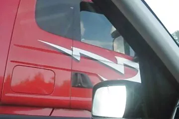 A ingyenes erotikus filmek lány ugratta a farkát a puncijával, és szopni kezdett.