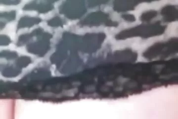 Forró szex az megerőszakolós szex videók ősi nappali padlóján a szomszéd szobában.