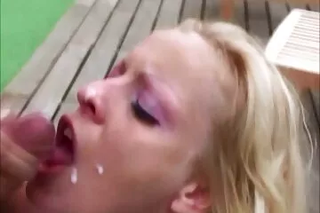 Julia anális nyújtást kap érzéki masszázs video az úrnőtől.