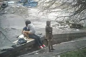Levint leszívja egy gazdag üzletember, szex pornó videó aki a sarkát csalja.