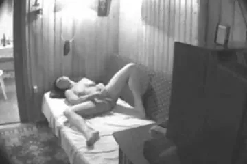 A géppel való munkavégzés egy csajnak ágyat tesz, és erőszakos szex videók bónuszként szopást ad.